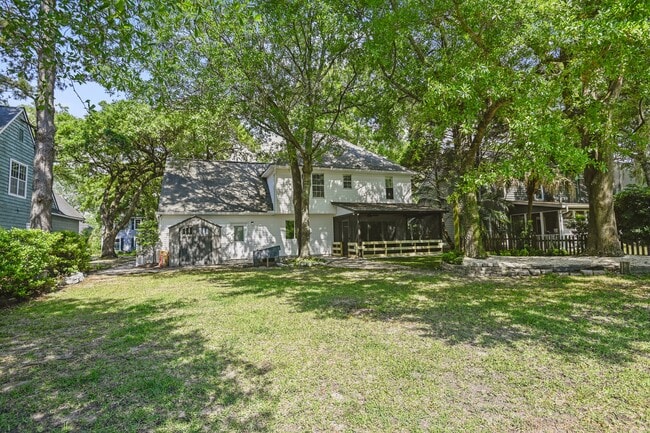 Building Photo - 1382 Center Lake Dr