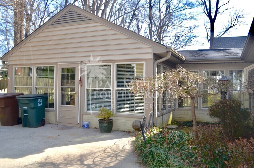 Building Photo - 102 Forestdale Dr