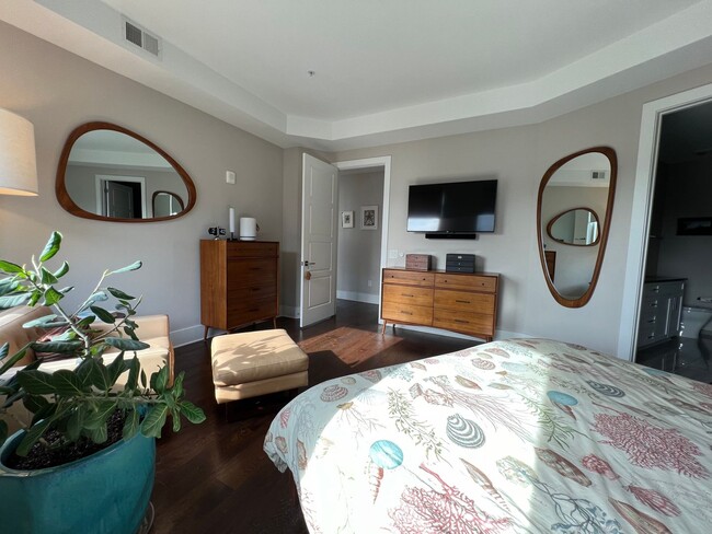 Building Photo - Spacious 2 bedroom 3 bath condo with offic...