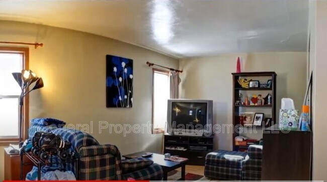 Building Photo - One Bedroom One Bath Unit in Triplex near Downtown and UWEC!