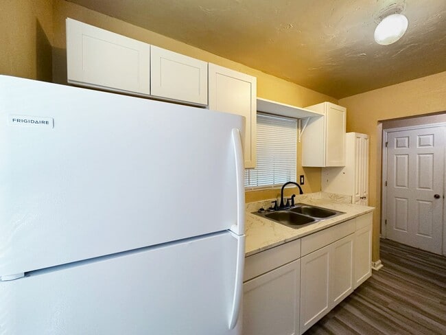 Building Photo - Beautiful 2 Bedroom, 1 Bathroom House in Fifth Avenue Available Now