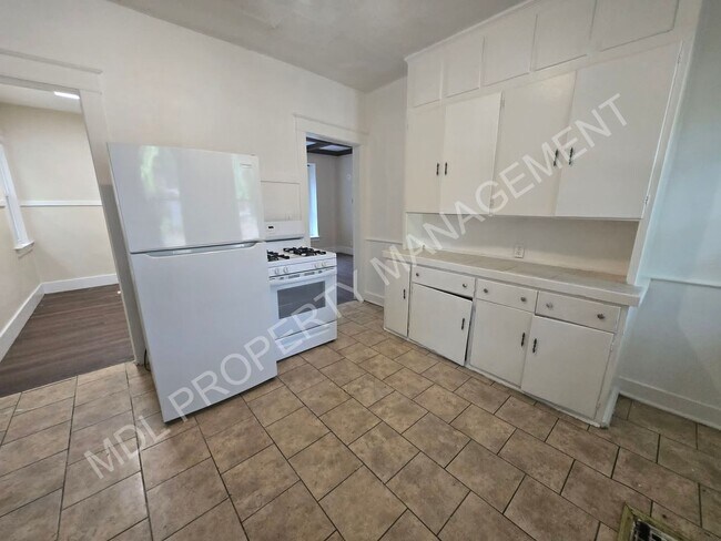 Building Photo - 2120 Stark St
