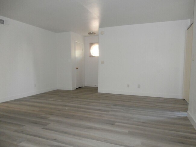 Building Photo - Pleasant 2 Bedroom 2 Bathroom Condo in Gated Community!