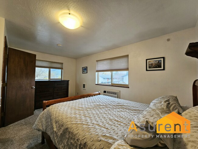 Building Photo - Fully Furnished Private Setting Townhouse, 2 Bedroom- 1.5 Bathroom, centrally located in Ashland