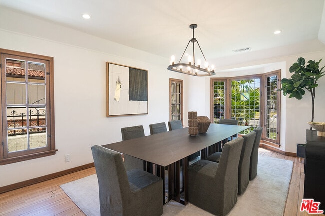 Building Photo - 137 N Poinsettia Pl