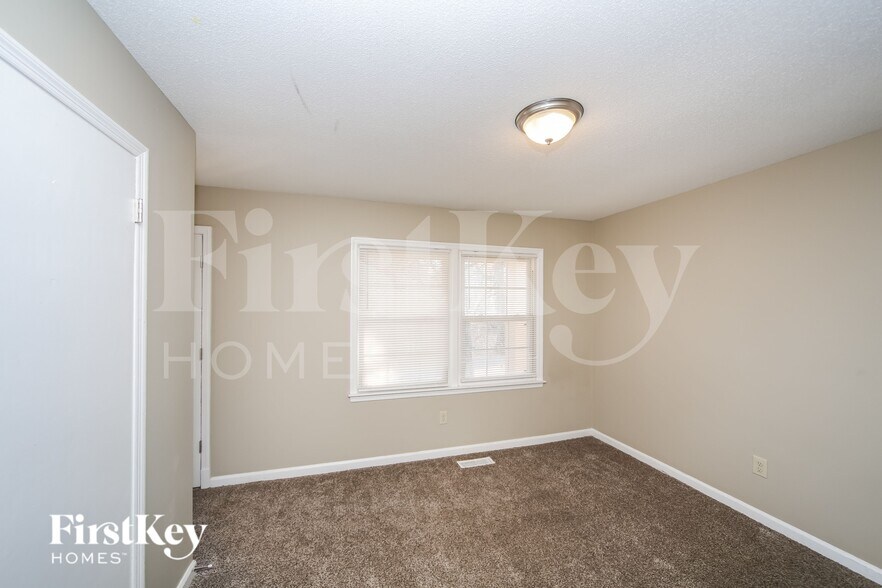 Building Photo - 6000 Macleod Dr