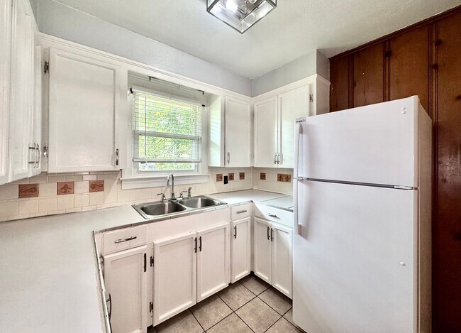 Building Photo - 2428 Orpine Ave