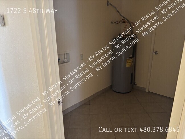 Building Photo - 1722 S 48th Way