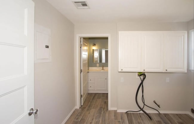 Building Photo - 3 Bed, 2 Bath in Claremore- Available Now!