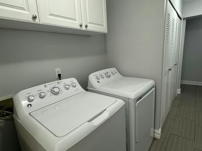 Building Photo - 42891 Richmond Dr