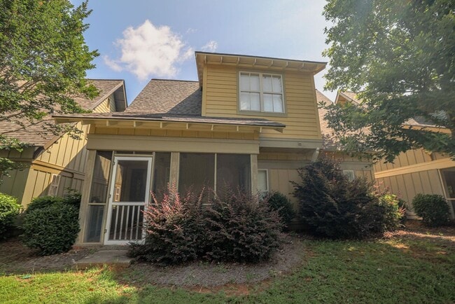 Building Photo - Quiet Apartment 2 Miles from Campus!