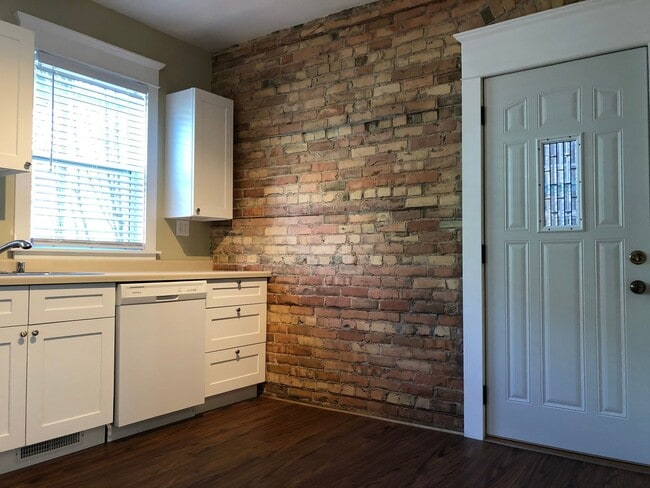 Building Photo - Amazing Vintage Townhouse. Uber Convenient...