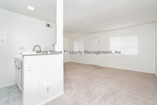 Building Photo - Charming Studio Condo with Garage in Desirable Las Palmas Community