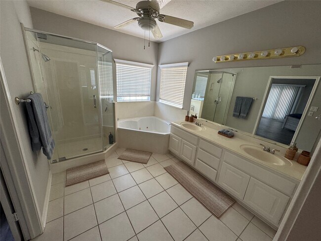 Building Photo - 14024 Shoreline Dr