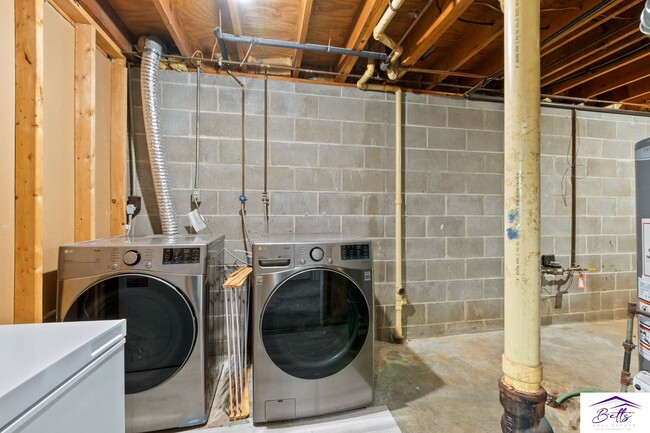 Building Photo - OPEN HOUSE MAY 9, 2025 3PM-4PM