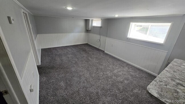 Building Photo - 832 Farnsworth Rd