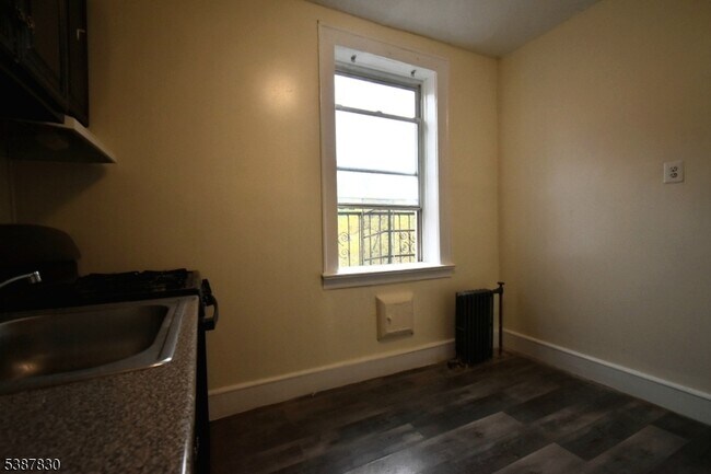 Building Photo - 148 Chancellor Ave