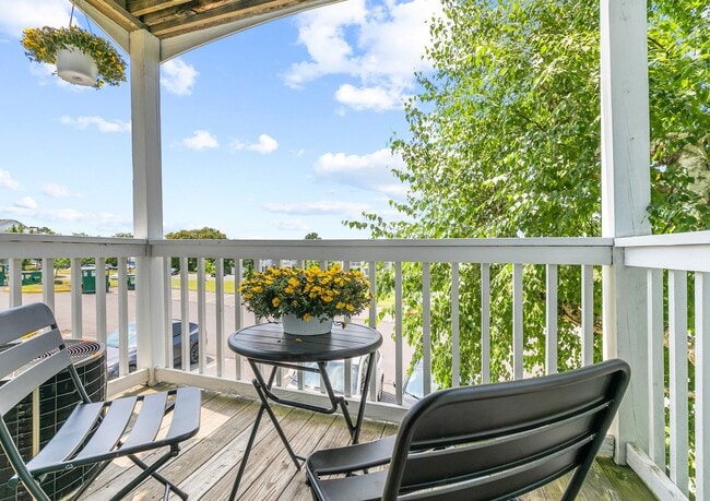 Building Photo - One Bedroom Contemporary Style Apartment on the Second Floor