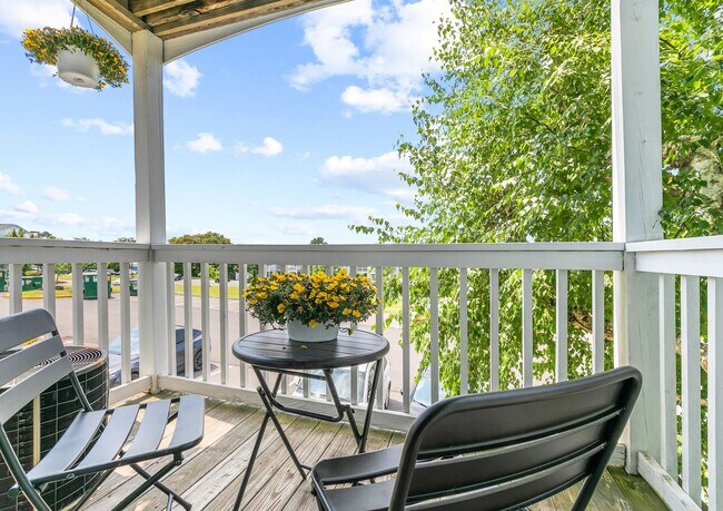 Building Photo - Two Bedroom Signature Style Apartment on t...