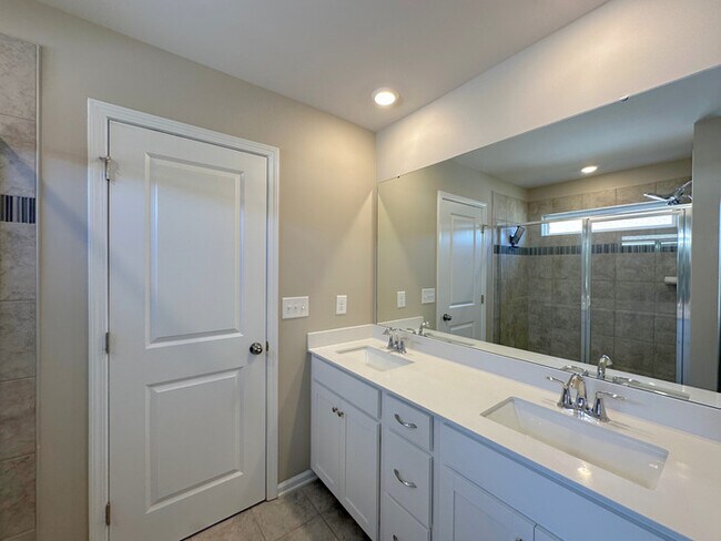 Building Photo - Spacious 4BR Home with Private Backyard Oasis