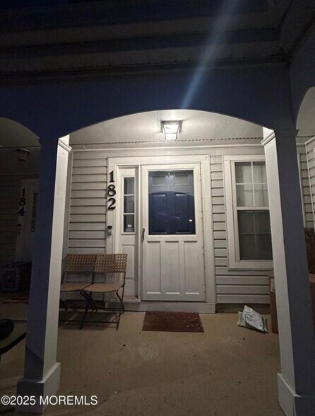 Building Photo - 182 Tulip Ln