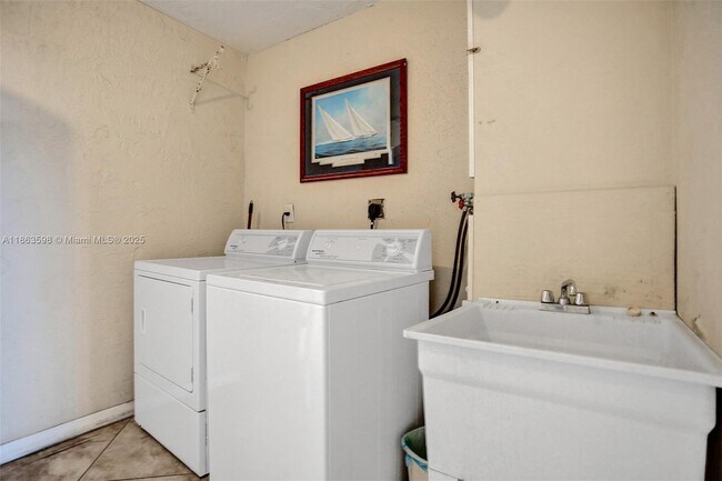 Building Photo - 1160 Hillsboro Mile