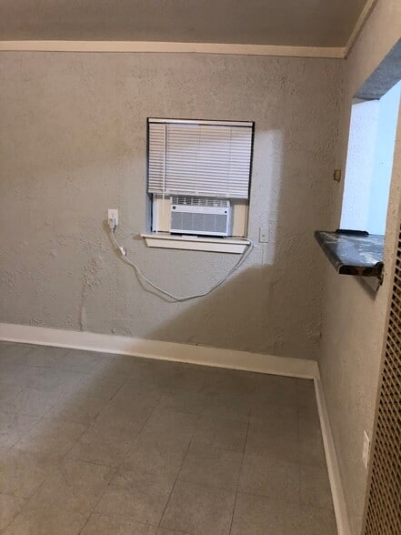 Building Photo - 401 Chautauqua Ave