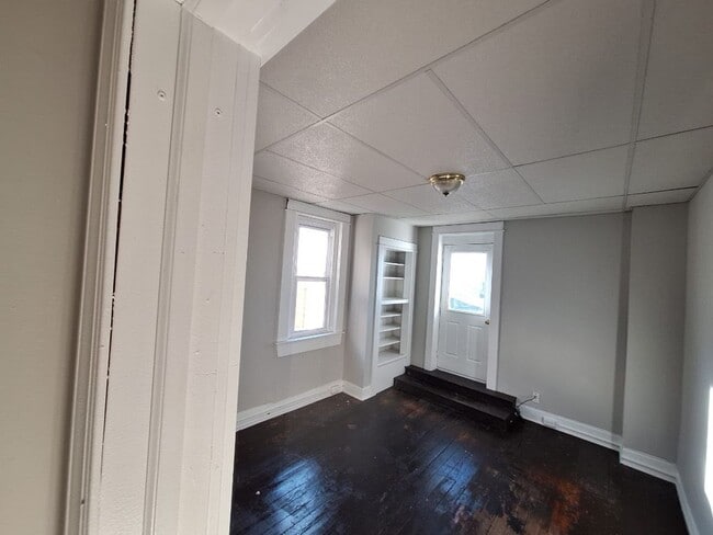 Building Photo - 5 Bedroom home available now in York!