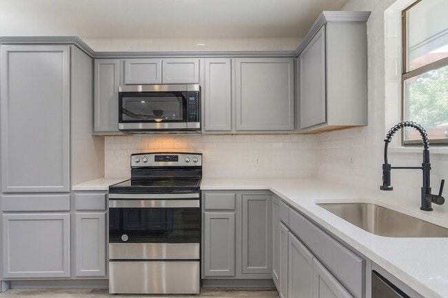 Building Photo - 808 Easter Dr