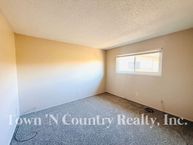 Building Photo - 215 W Alvin Dr