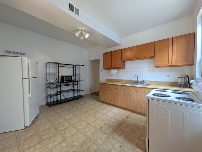 Building Photo - 3147 W Medill Ave