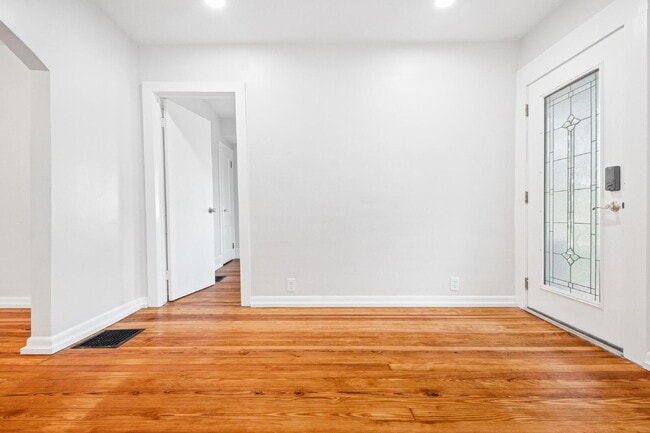 Building Photo - 4637 Alpine Ave