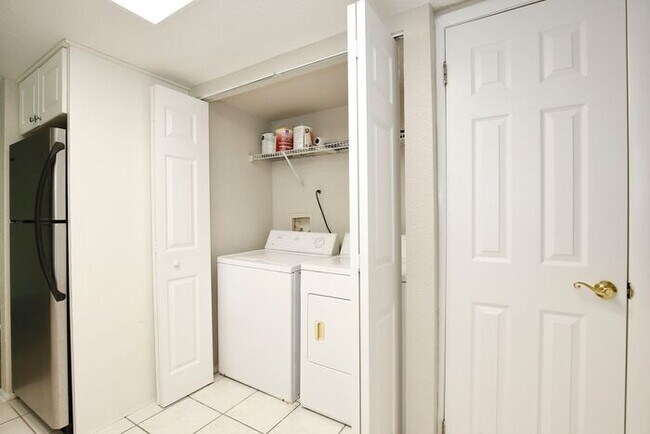 Building Photo - Spacious 2/2 Condo in Hawthorne Village - Orlando! Available Now!