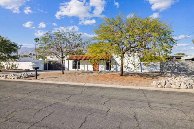 Building Photo - 3 Bed / 2 Bath Home with Two-Car Garage an...