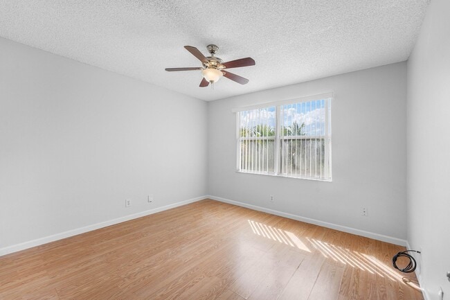 Building Photo - 3256 Commodore Ct