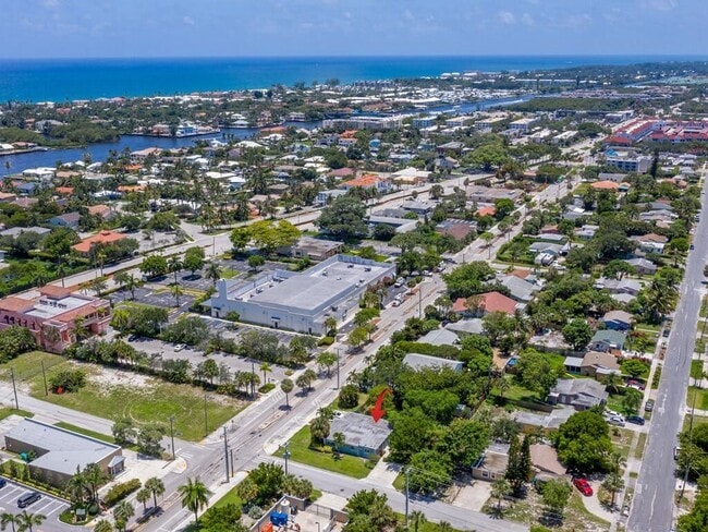 Building Photo - 701 SE 4th St