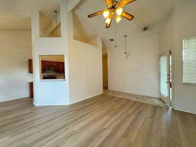 Building Photo - Charming 2/2 condo in Westcreek Landing!