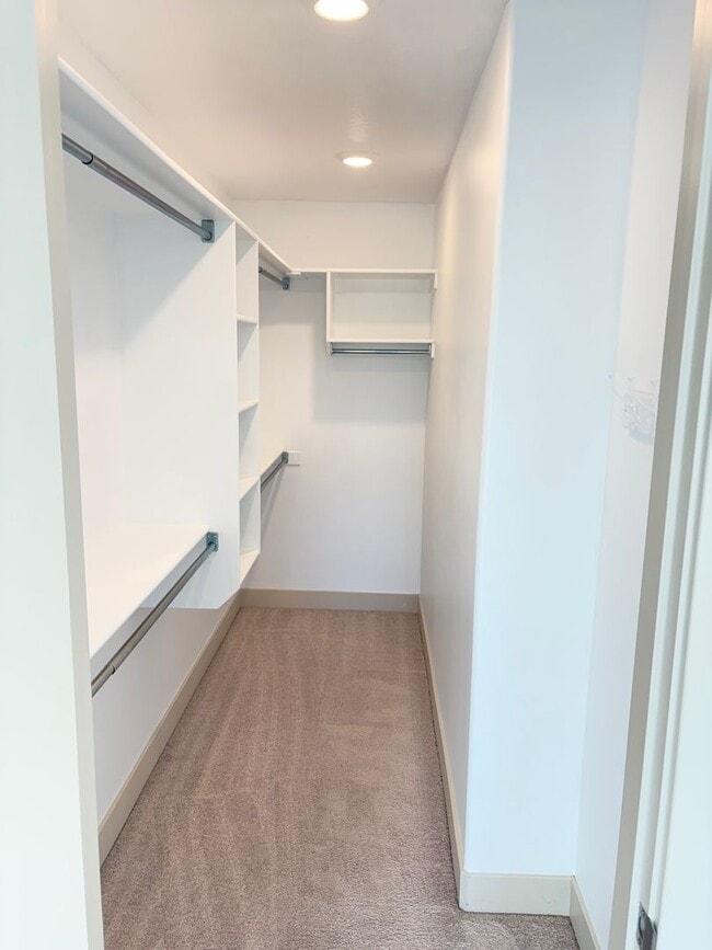 Building Photo - BEAUTIFUL TOWNHOME!