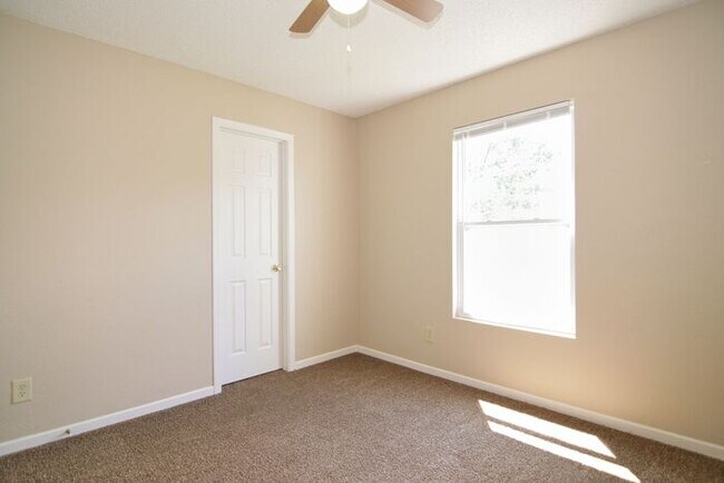 Building Photo - LOVELY 3 BEDROOM, 2.5 BATHROOM HOME IN DESIRABLE NOBLESVILLE!