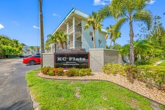 Building Photo - Spacious 1 Bed-1Bath apartment in the hear...