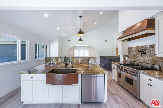 Building Photo - 835 Camino Santos Reyes