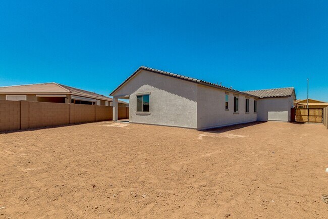 Building Photo - 5 bedroom/ 2 bath home in Casa Grande