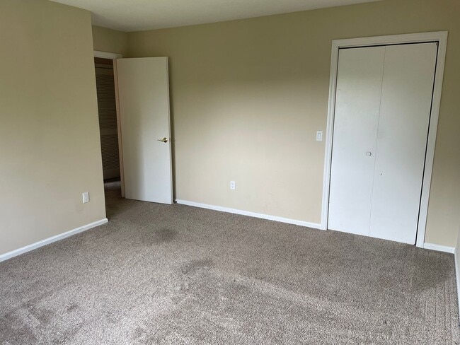 Building Photo - 2 Bedroom, 1.5 bathroom 2nd Level Condo