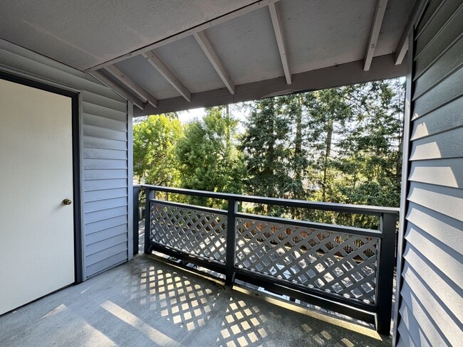 Building Photo - Spacious 3 bed 1.75 bath top floor unit in Des Moines