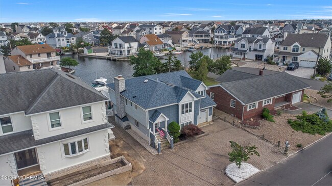 Building Photo - 15 Seville Dr