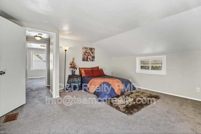 Building Photo - 640 E 261st St