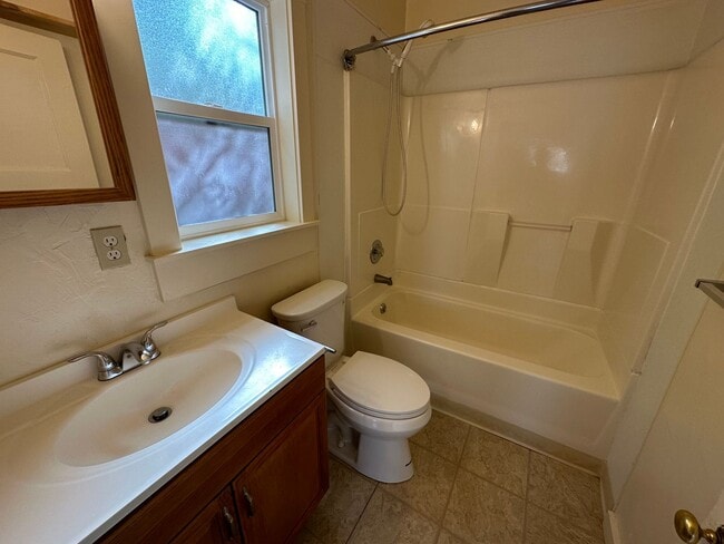 Building Photo - 2 Bedroom Unit in The Dalles For Rent