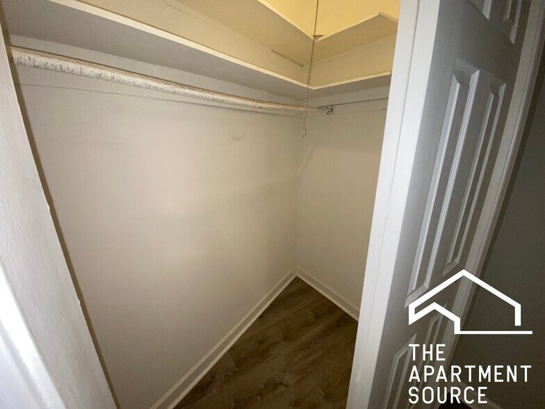 Building Photo - 1321 W Sherwin Ave