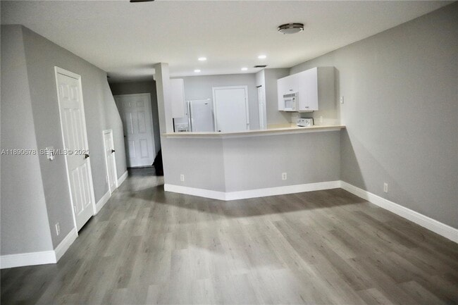 Building Photo - 8656 Southgate Shores Cir