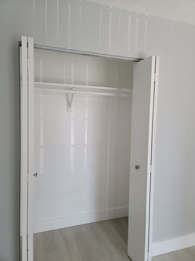 Building Photo - 10790 N Kendall Dr